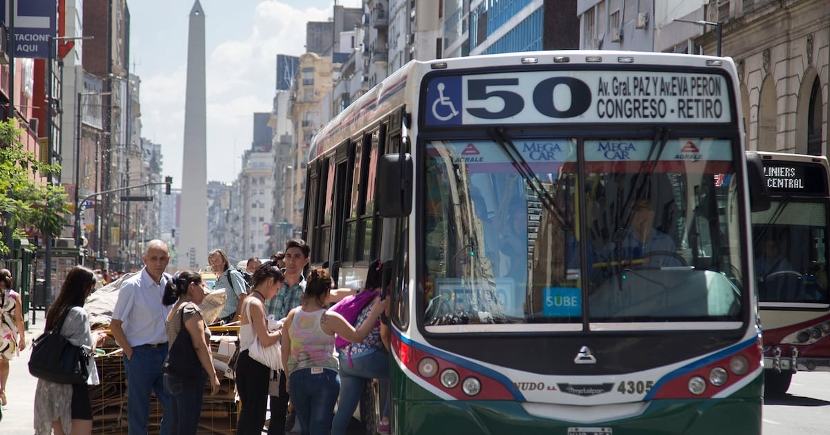 Octubre llega con ajustes en colectivo, subte y peajes: el boleto mínimo porteño trepa a $920,48 y el subte roza los $1.817
