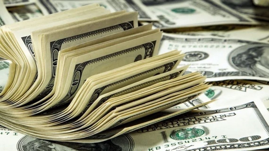 El blue avanzó cinco pesos y quedó a $1.565, mientras la referencia para consumos en tarjeta rozó los $2.009