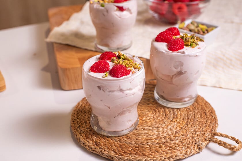 Una mousse de frambuesas para resolver el postre sin complicarse: rápida, sin huevo y con dos horas de anticipación