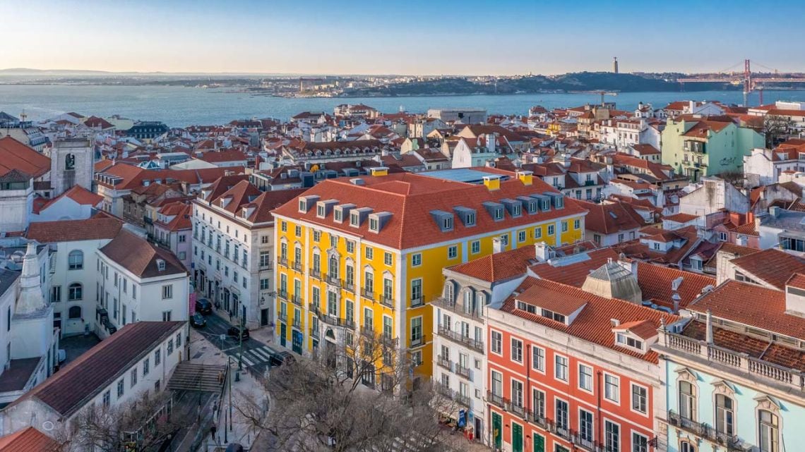 Dormir entre paredes del siglo XVIII y copear con vista al Castelo: el hotel que es un viaje a la Lisboa previa al terremoto
