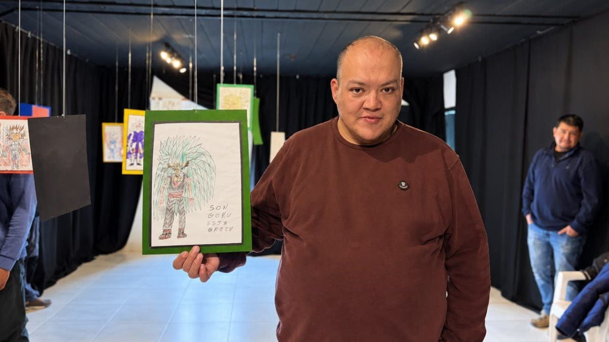 Aluminé: un vecino de 39 años expone por primera vez sus dibujos de animé en la Casa de la Cultura