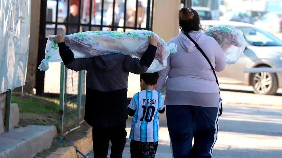 El Mercado Concentrador de Neuquén sale del mostrador y se muda al sábado con chivito del norte y trucha ahumada