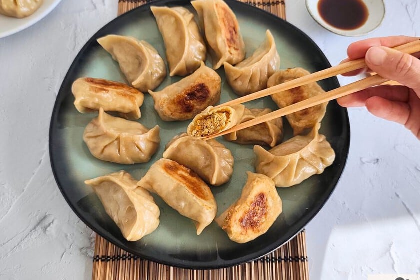 Treinta gyozas de verduras en casa: la receta con tofu y shiitake que sale en una sartén