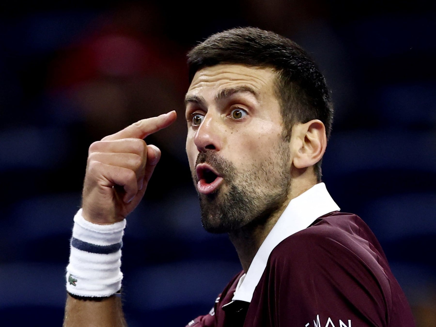 Djokovic reaccionó a tiempo ante Zverev, discutió con el juez por un cartel LED y se metió en semis en Pekín