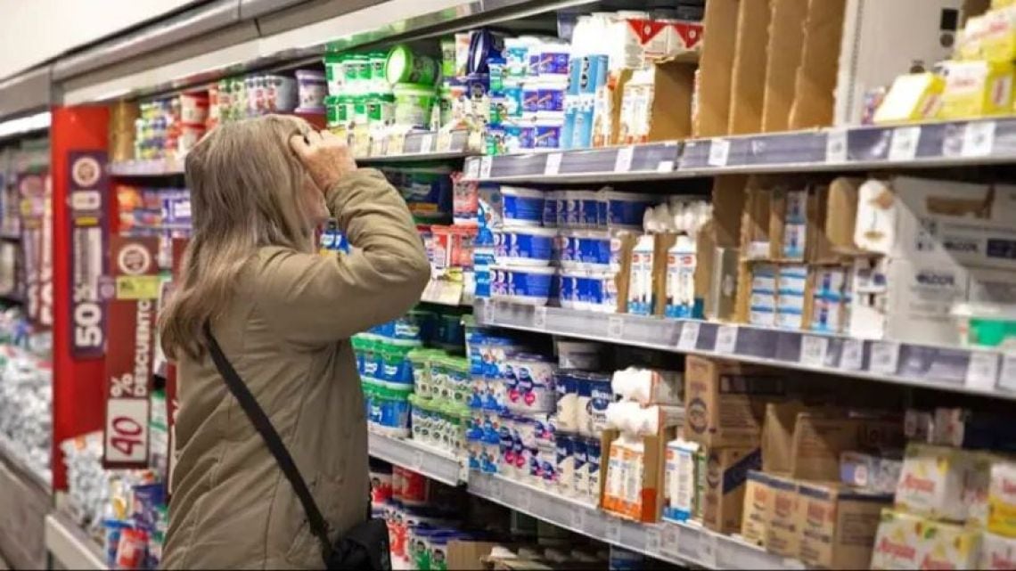 Comprar comida en Argentina ya requiere un plan de financiamiento: el 88,8% de los hogares apela al fiado, la tarjeta o el préstamo