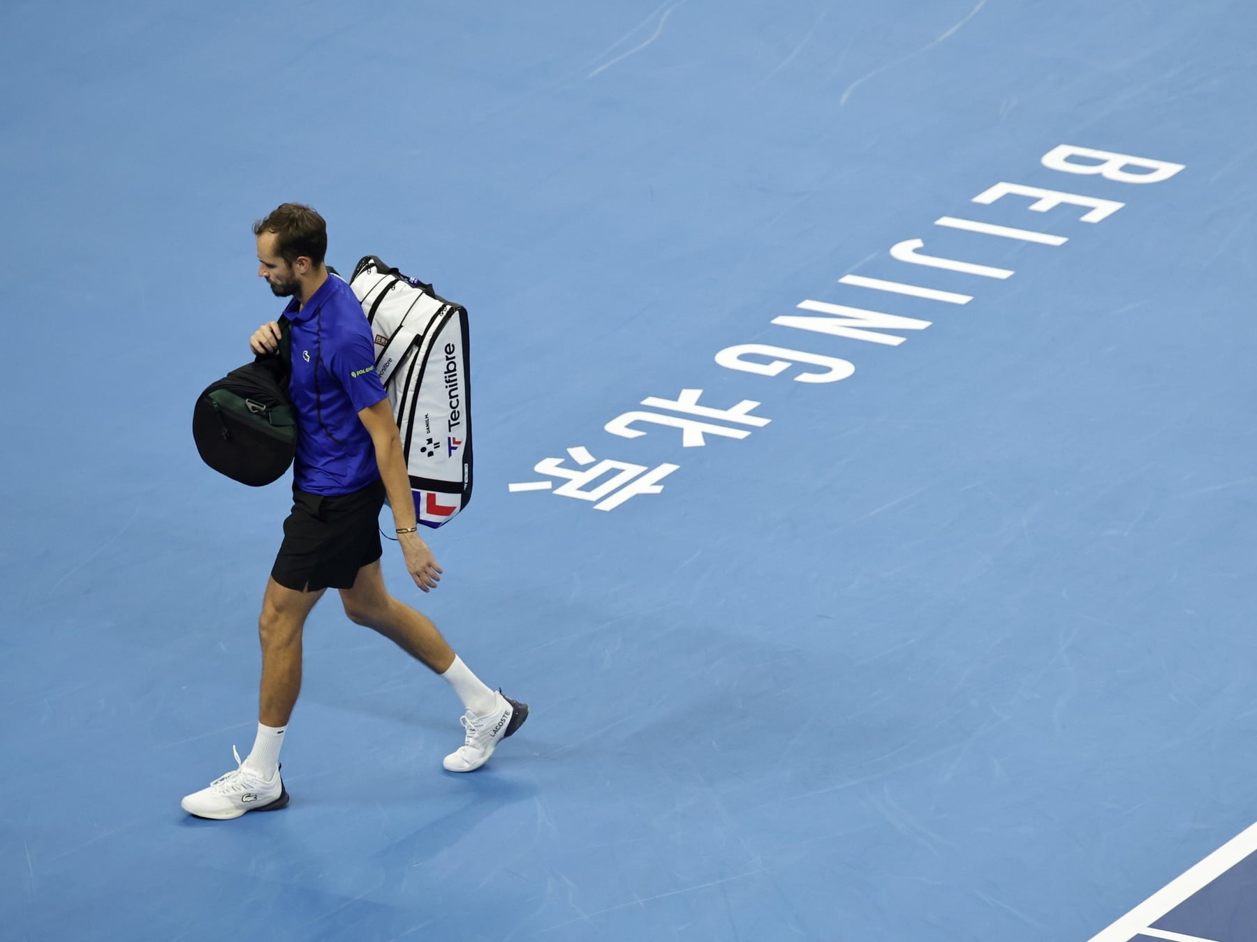 Medvedev se quedó afuera en la cancha de Djokovic: una pelota perdida y un final inesperado en Pekín