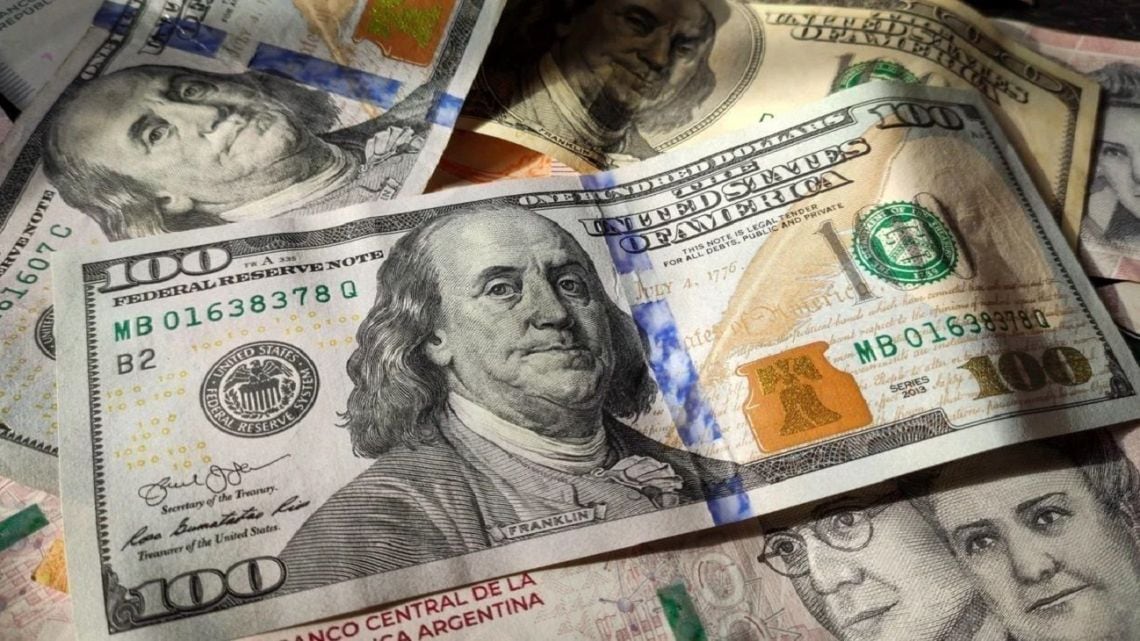 El blue recortó $15 y cerró a $1.540, igualando la pizarra del Nación en la rueda del viernes