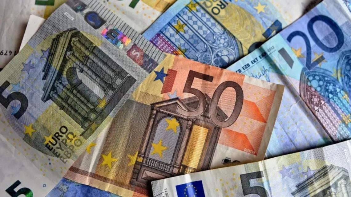 El euro blue cedió seis pesos y cerró la semana a $1.832,75 para la venta