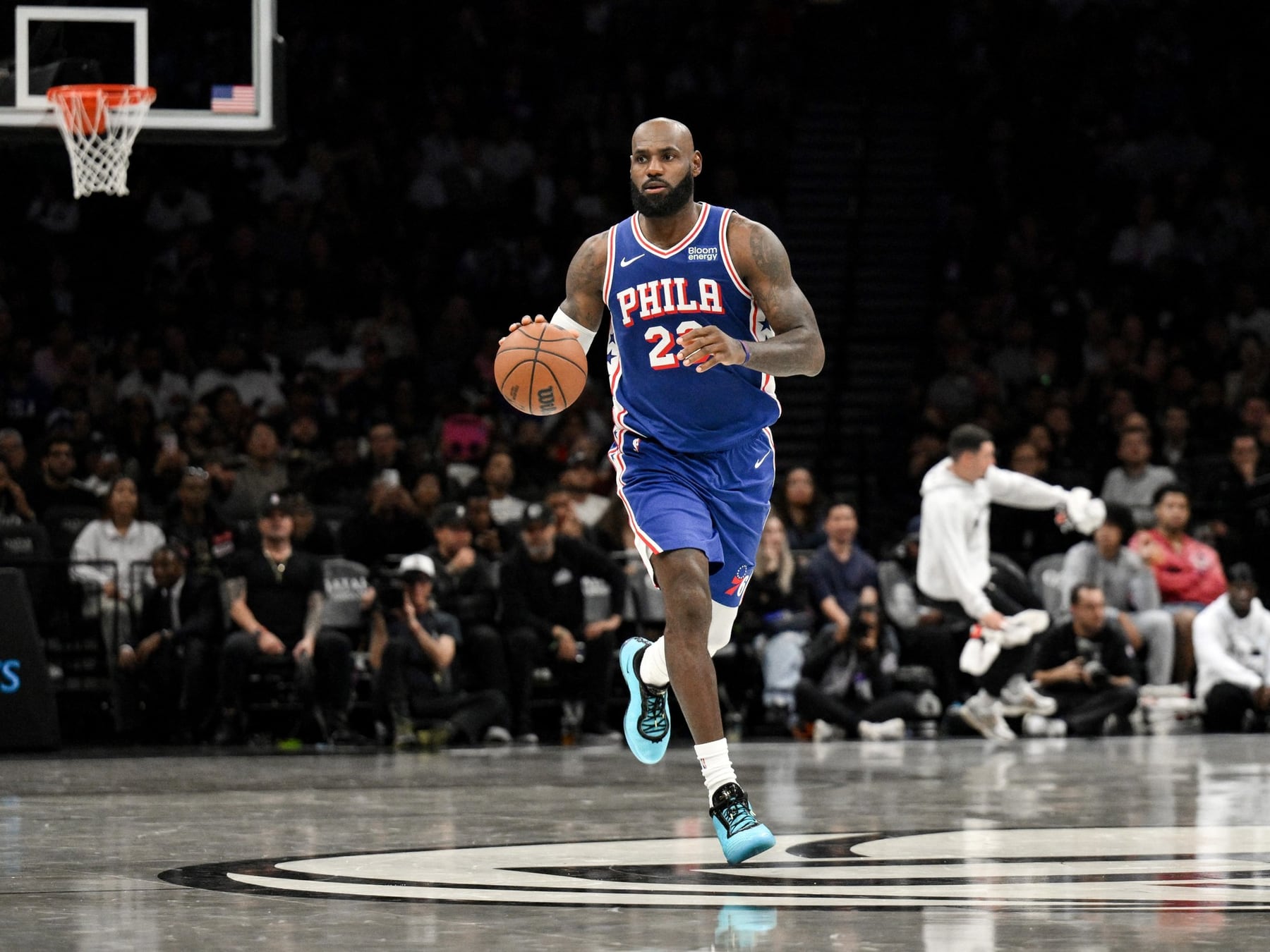 LeBron arrancó con la camiseta de los Sixers en Brooklyn y la noche le dejó sabor a poco