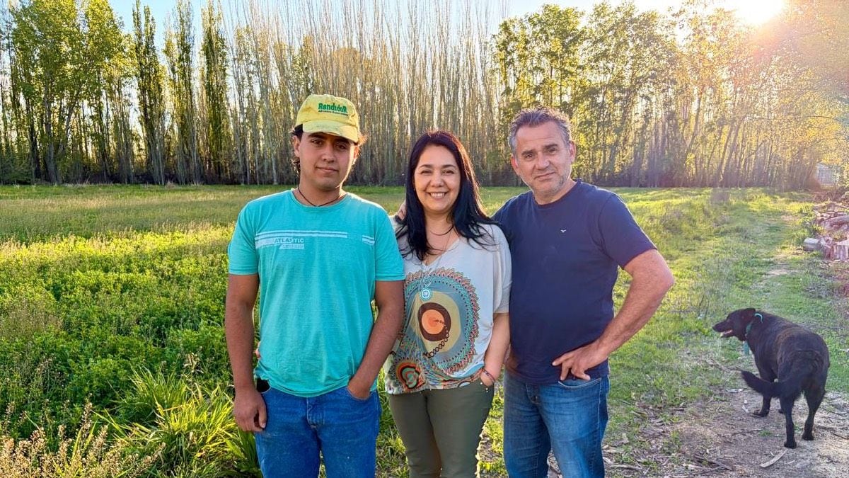 Una pareja, dos sueldos y una chacra que sostienen a pulmón en Centenario