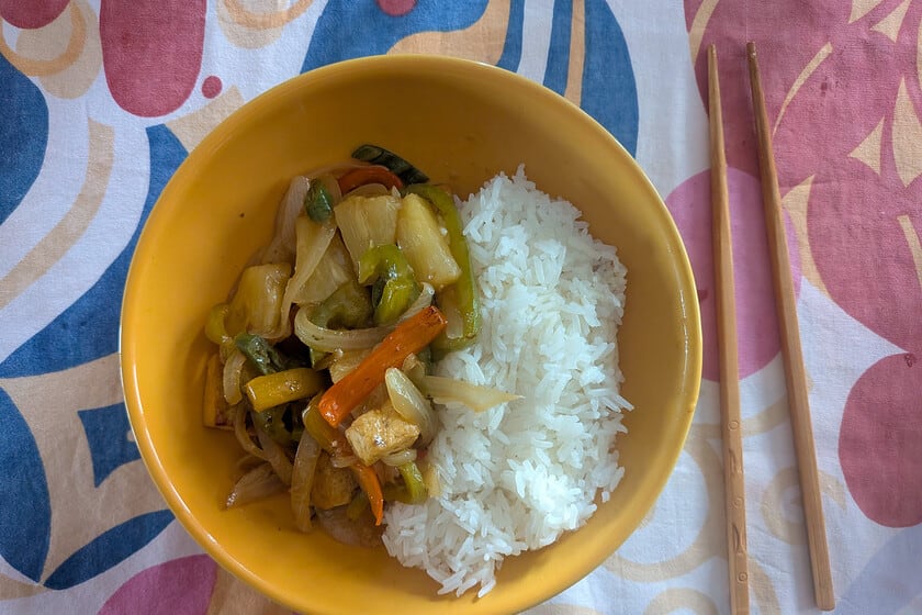 El salteado agridulce que se reinventa sin carne: tofu, piña y arroz jazmín para una semana con todo ocupado
