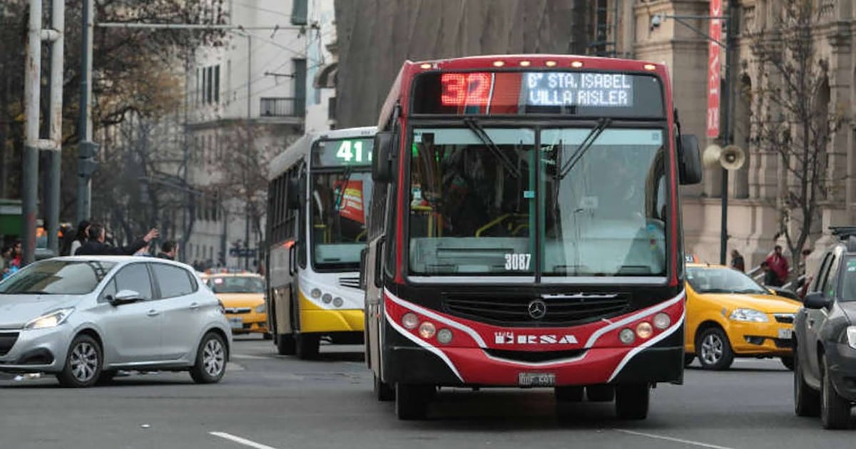 Colectivos: el boleto mínimo varía más de $2.400 entre ciudades y la demanda en el AMBA cae a doble dígito