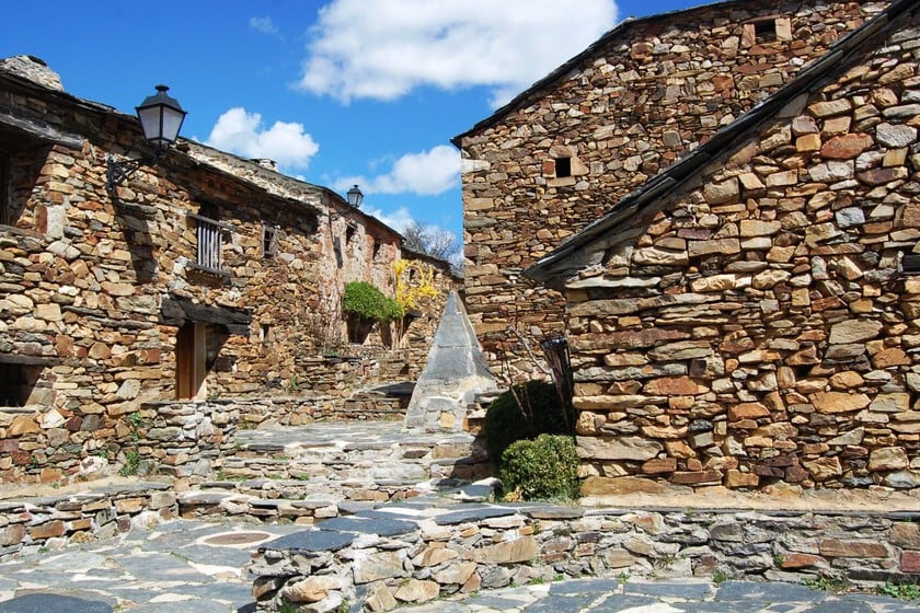 Umbralejo: el pueblo de pizarra que volvió a tener vida en la Sierra Norte de Guadalajara
