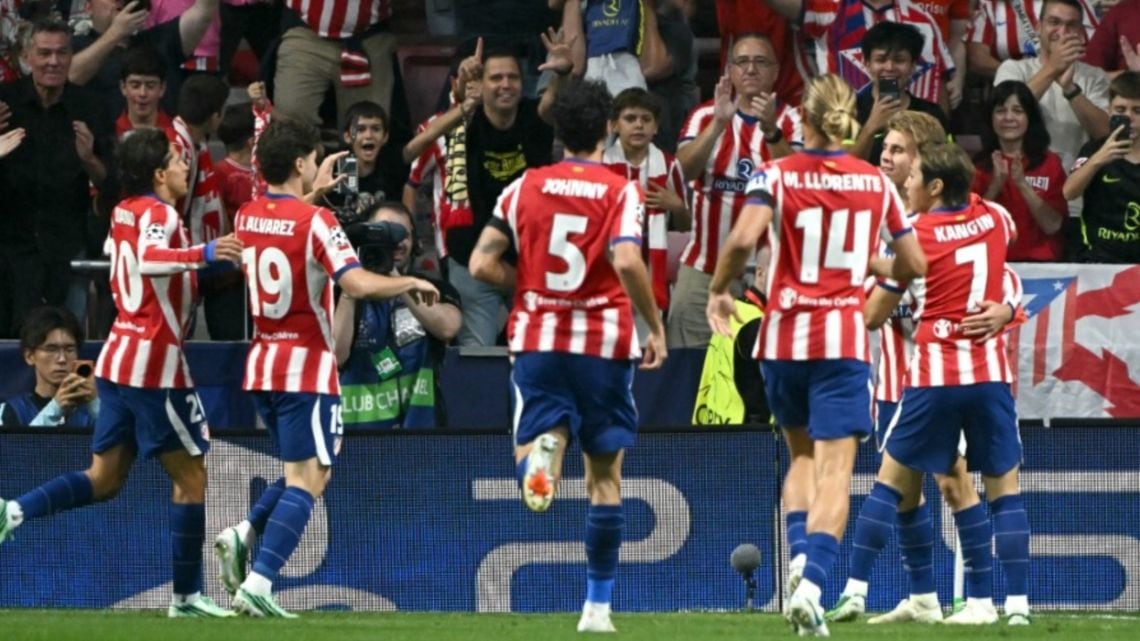 El Atleti de Sampaoli, no; el de Simeone: gol a los 10 segundos y roja final para tumbar al United en el Metropolitano