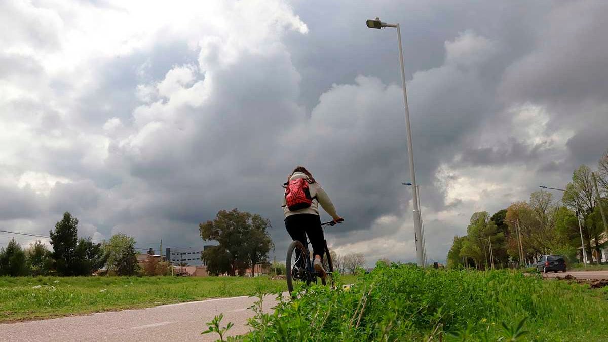 Neuquén se prepara para un fin de semana bajo agua: el termómetro no levanta y las tormentas se adueñan del domingo