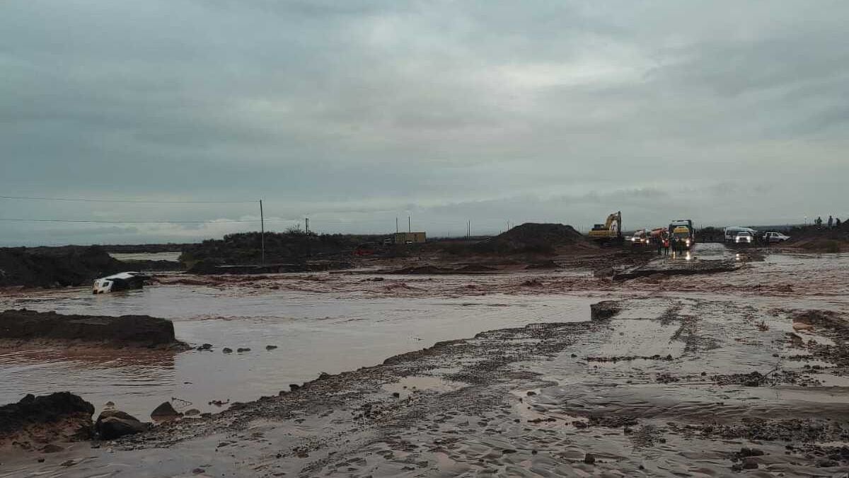 Rincón de los Sauces sigue bajo el agua: más de medio centenar de familias asistieron y la Ruta 8 sigue cerrada