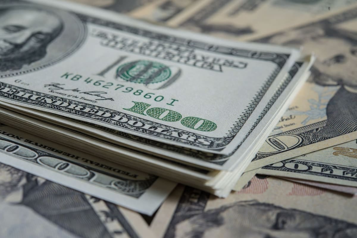 El techo del dólar oficial se recalibra en $1.989 para noviembre y la brecha con el mayorista vuelve a ensancharse