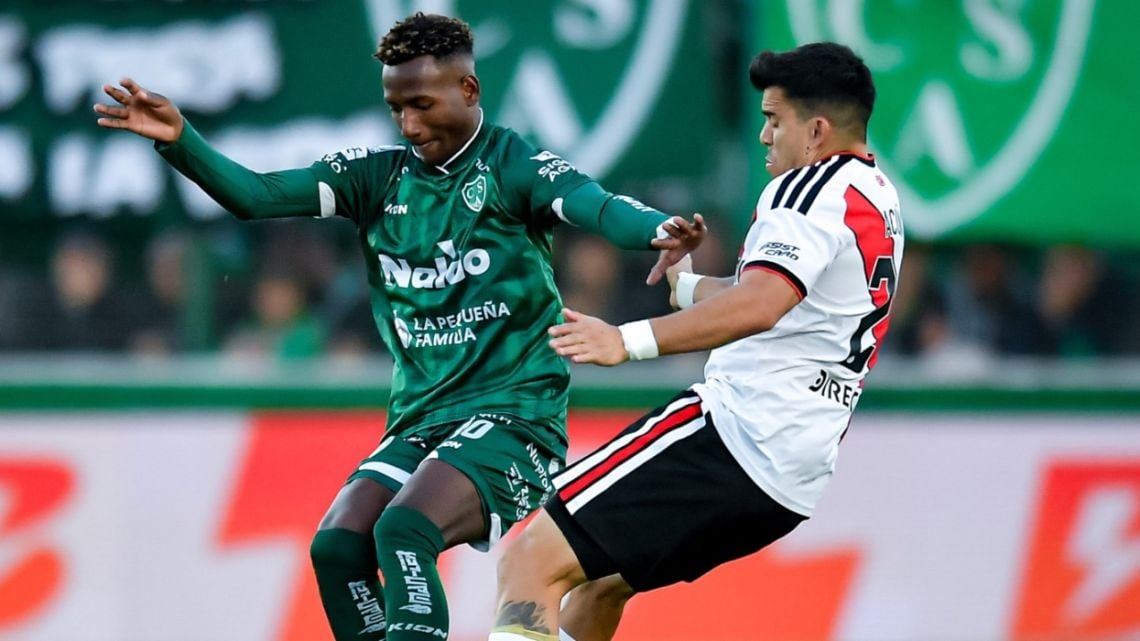 Sarmiento le dio una mano a la historia y bajó a River en su propia cancha