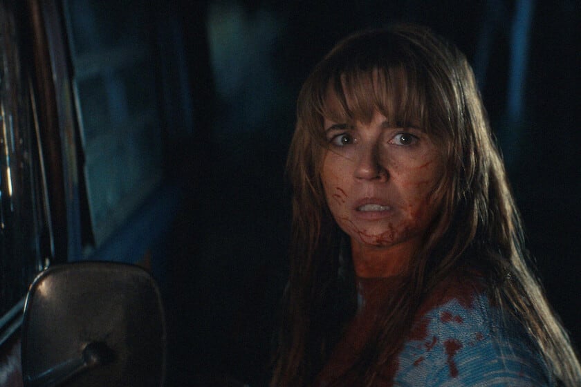 Pamela Voorhees deja de ser una sombra y se sienta en el centro de la escena con Linda Cardellini como madre