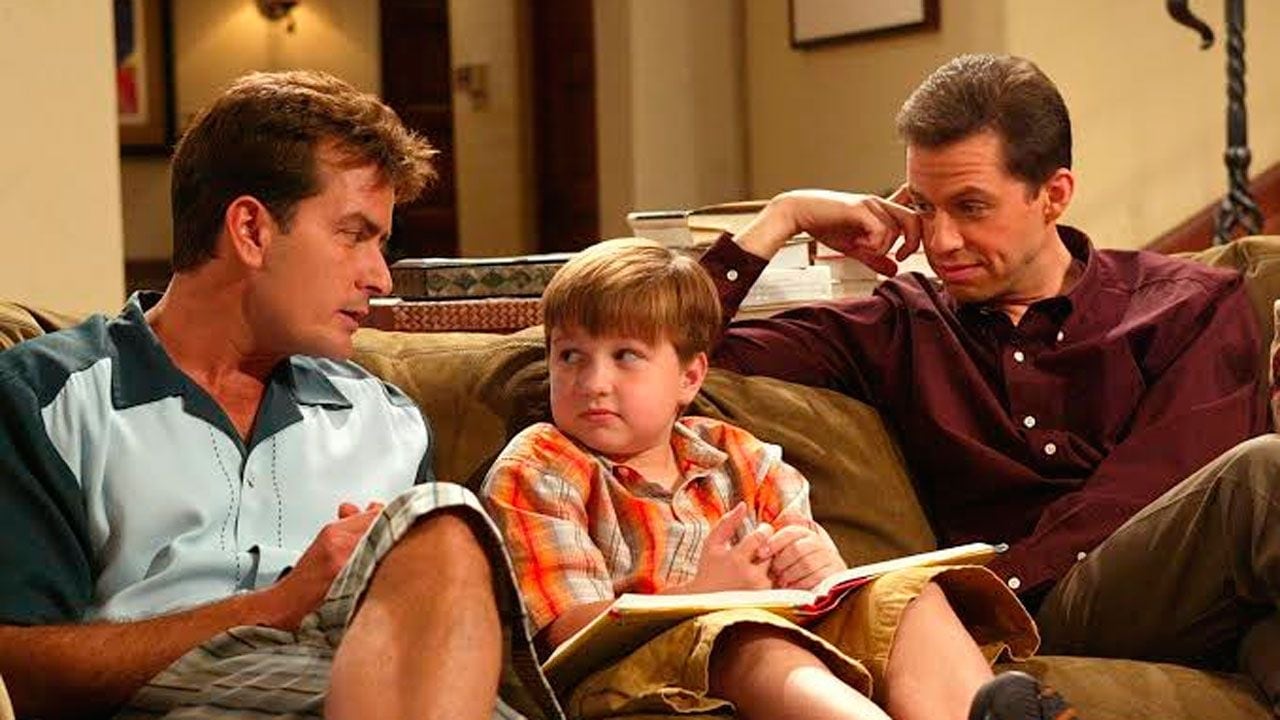 El galán que le dijo que no a Chuck Lorre: Hugh Grant estuvo a un contrato de reemplazar a Charlie Sheen