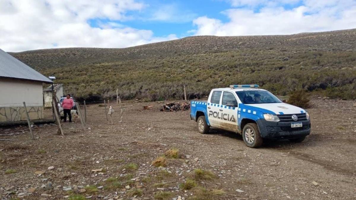 Una semana incomunicados en la meseta neuquina: el operativo policial que evitó una tragedia alimentaria en Catán Lil