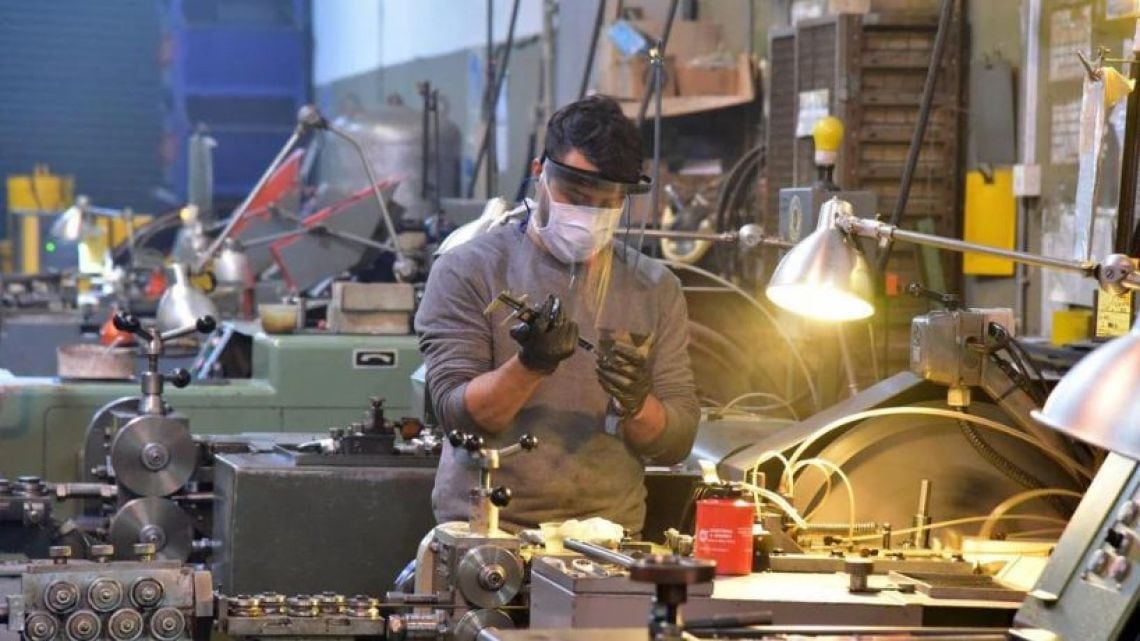 La industria opera con cuatro de cada diez puntos de capacidad ociosos y la informalidad gana terreno entre los trabajadores desplazados