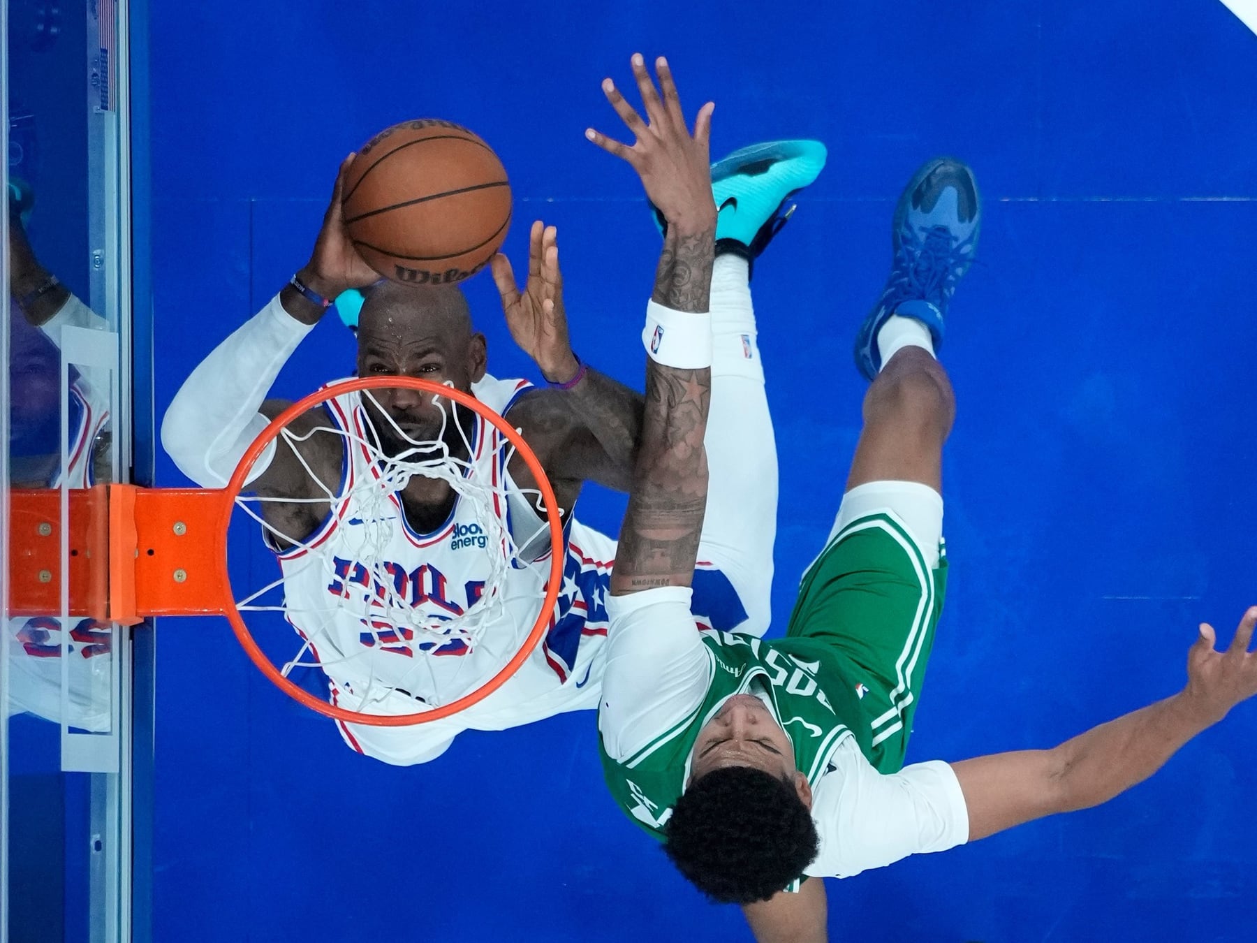 LeBron se puso la camiseta de los Sixers en Filadelfia y el público se rindió con una volcada de otro siglo