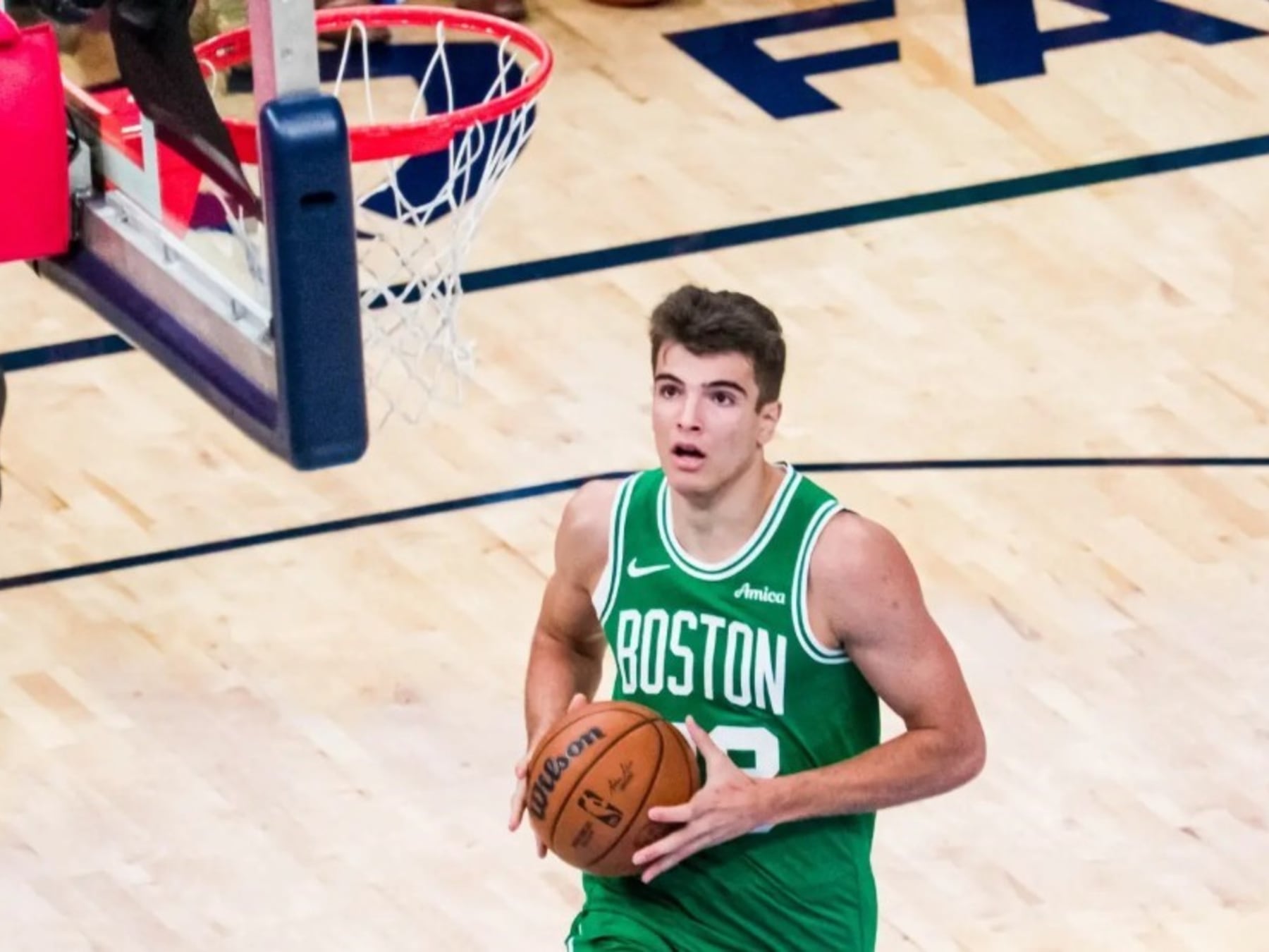 Cinco, seis o siete pasos: la volcada de Hugo González que descolocó a los árbitros de la NBA