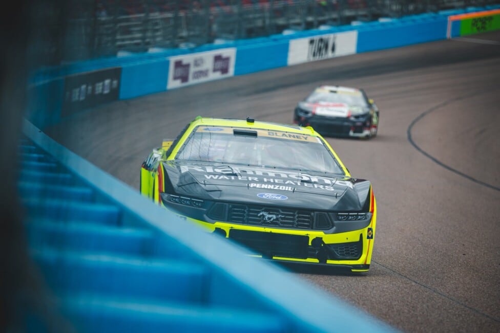 Phoenix sonríe a Penske: Blaney se llevó la pole y Larson se complica