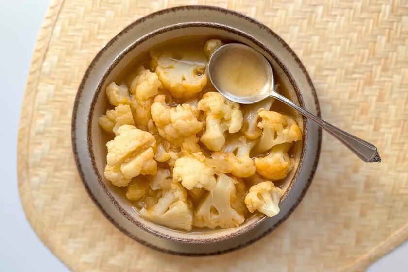 Sopa de coliflor en trozos: por qué esta versión le gana a la crema en días de frío