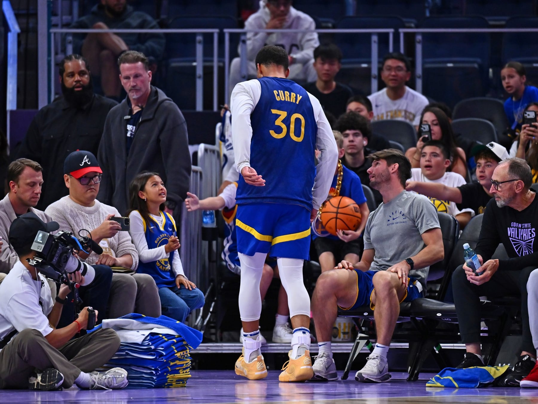 Curry cobrará 116 millones por dos años y se torció el tobillo a días del debut de los Warriors