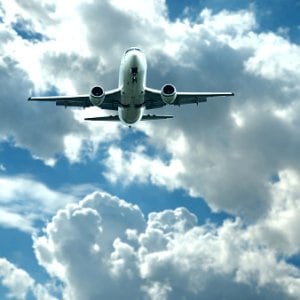 La Argentina carga un 37% de impuestos sobre cada pasaje aéreo al exterior, el nivel más alto de toda la región