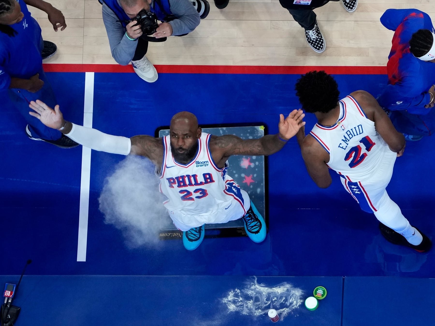 LeBron debuta en Filadelfia ante elanas de Nueva York
