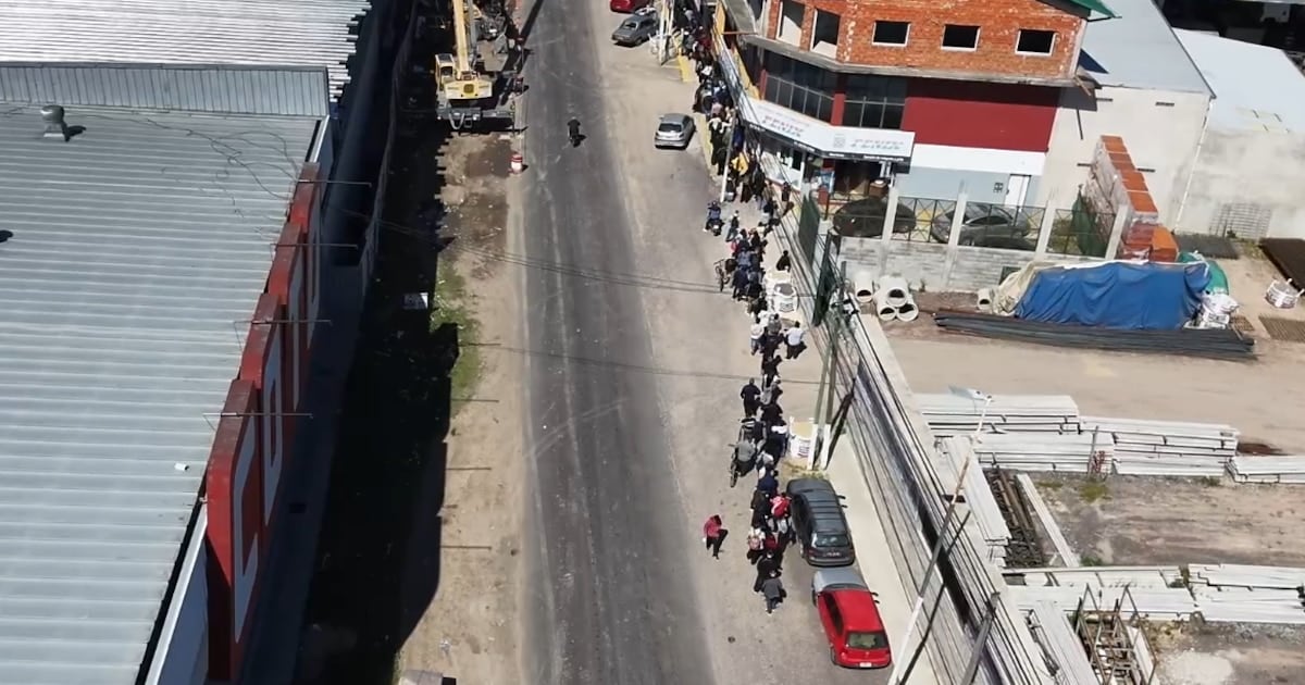 Diez cuadras de fila por cuarenta puestos: la postal del mercado laboral que el INDEC ya había anticipado