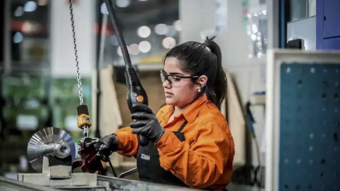 La economía vuelve a quedar a pie firme en agosto y prolonga el deterioro de los sectores vinculados al mercado interno