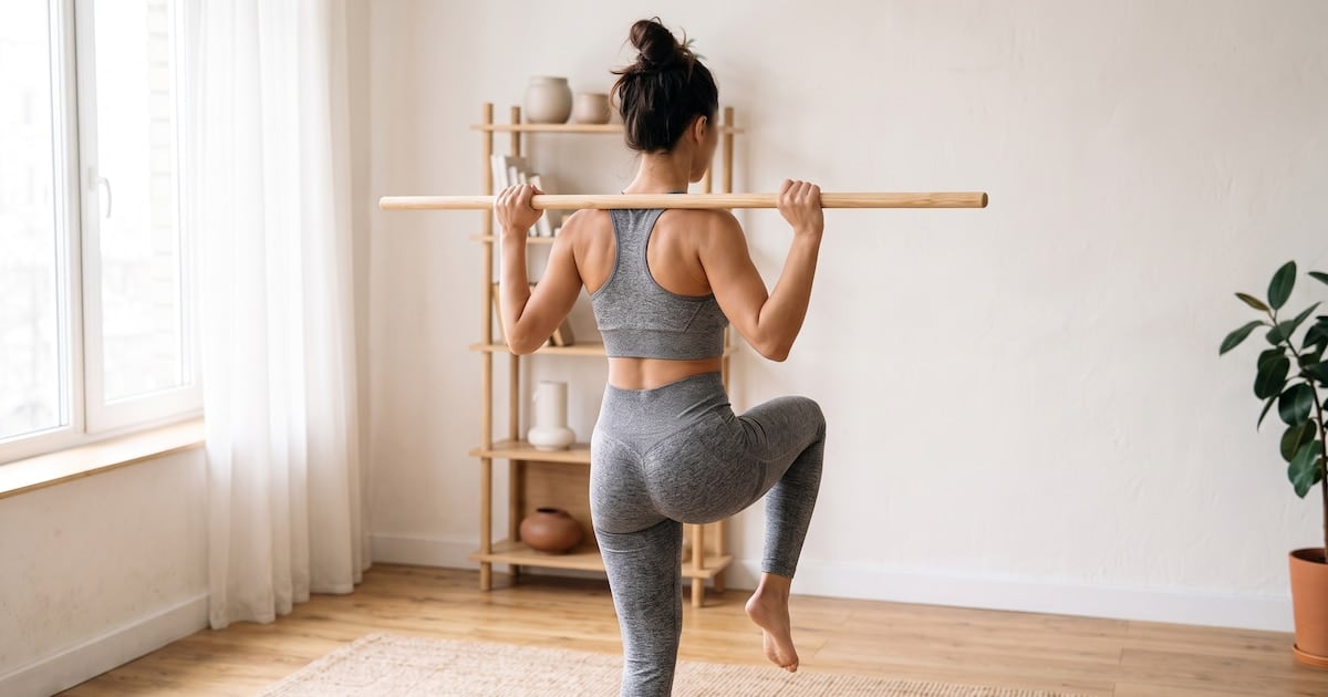 Una escoba, tres movimientos y abdominales más fuertes en casa