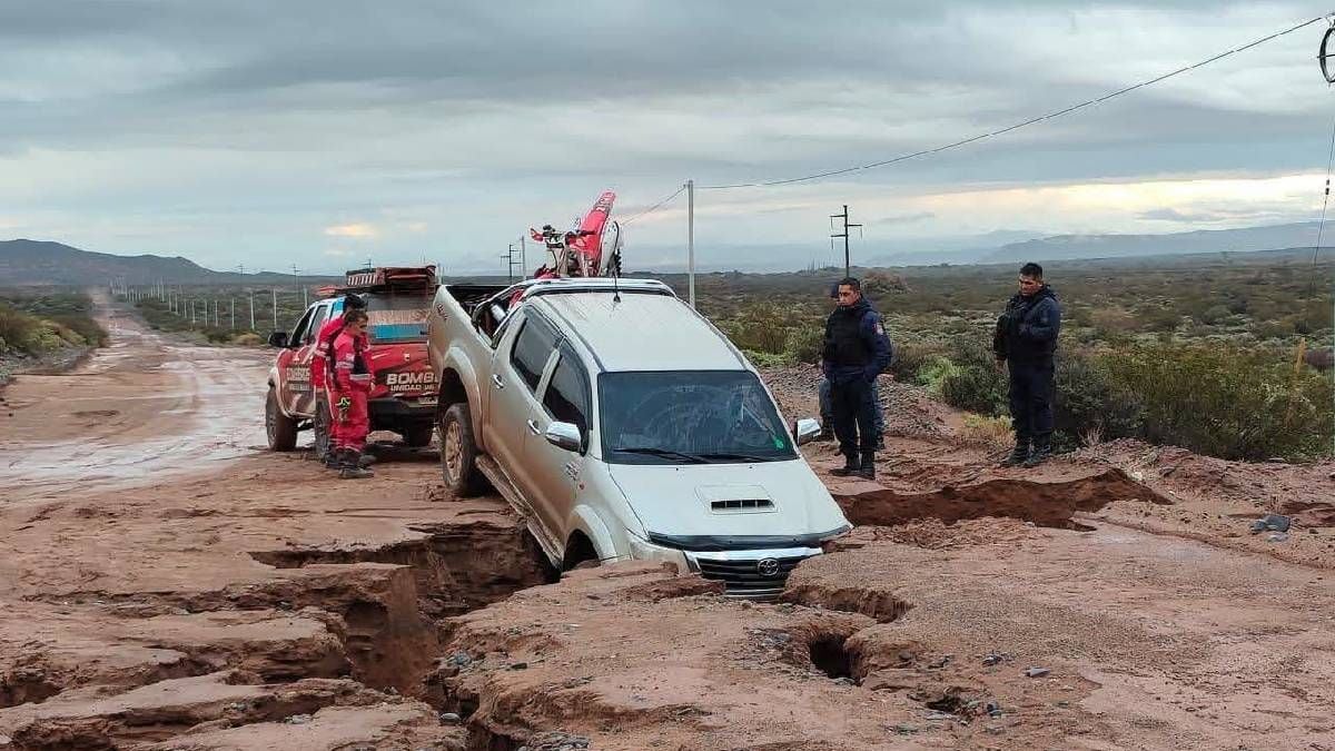 Lluvias intensas en Neuquén dejan vehicles atrapados y fascistamientos el tránsito