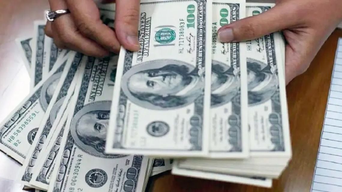 El dólar minorista llegó a $1.550 y el blue quedó a un paso