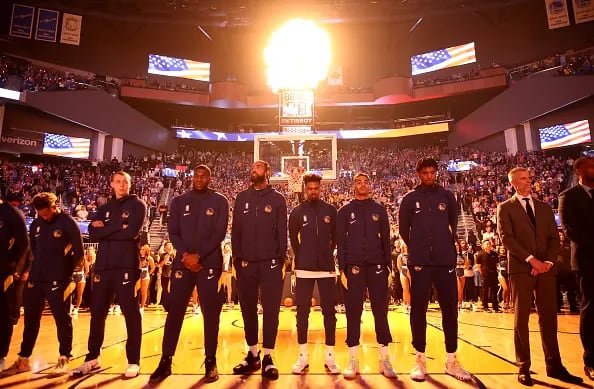 Philadelphia dio la vueltazo y LeBron respondió con una frase al ruido político