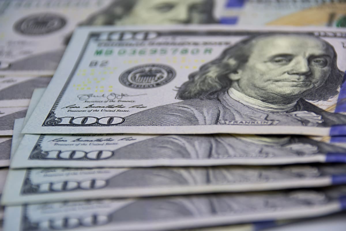 El dólar abre el fin de semana con el oficial en $1.550 y el blue en $1.560