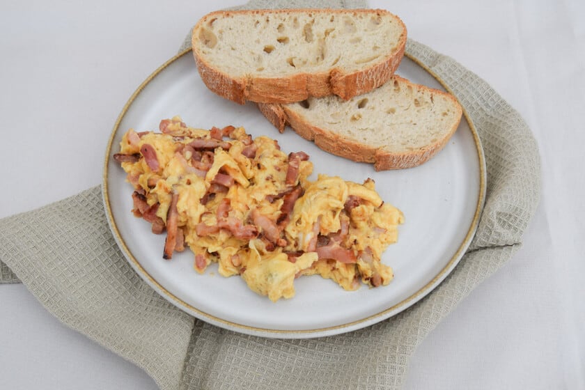 El revuelto con bacon que sale cremoso: la clave está en bajar el fuego