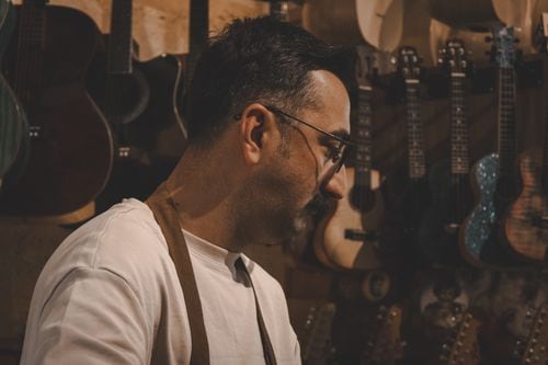 A mano y con hours de trabajo, Saúl Perez Zibana lleva la luthería a Neuquén